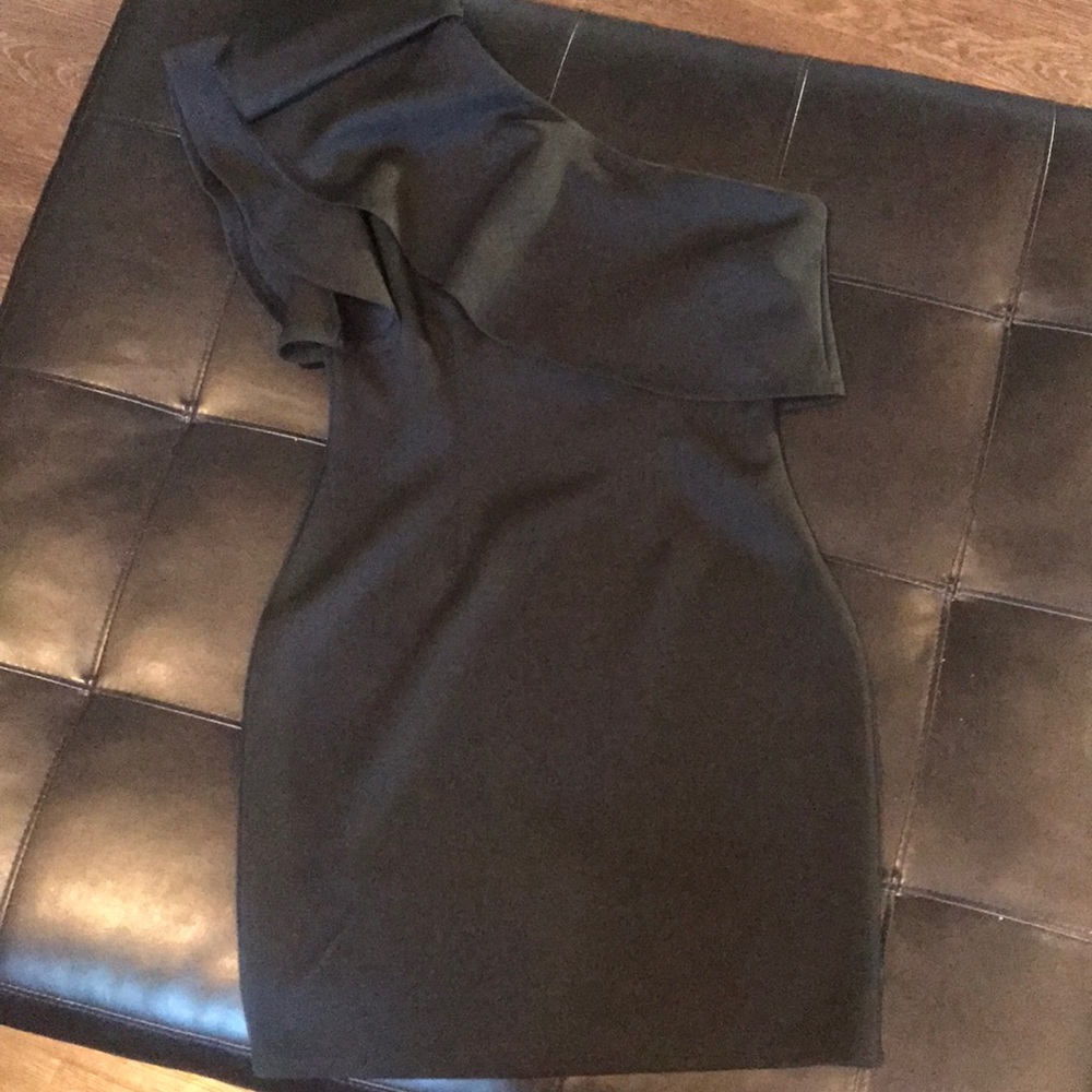 Gorgeous black one shoulder dress. Size M   EUC